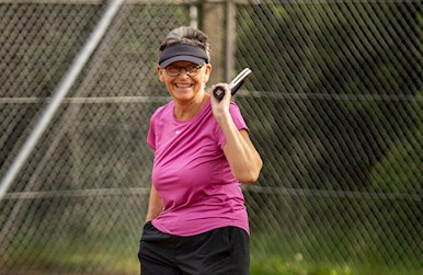 Seniorkvinde med stort tennissmil.jpg