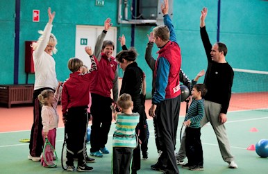 Tennistræning med børn og voksne